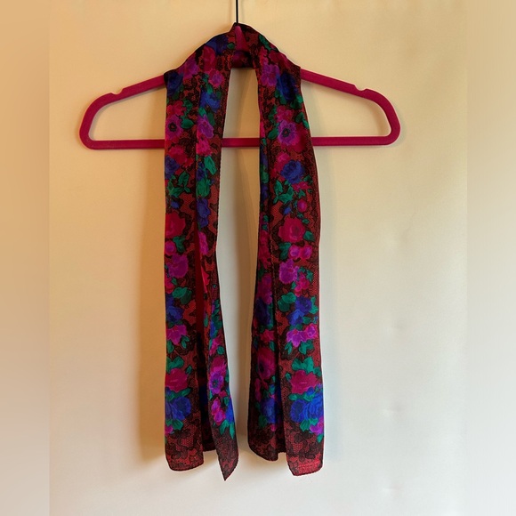 VINTAGE LIZ CLAIBORNE RED/BLACK/PURPLE MULTI COLORED SILK OBLONG SCARF - Picture 5 of 5